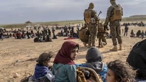 Des enfants entourés des Forces armées kurdes à Baghouz, en Syrie, le 5 mars 2019 - BULENT KILIC / AFP