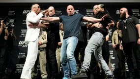 Colby Covington et Jorge Masvidal (en blanc) et Jorge Masvidal séparés par Dana White lors d'un face-à-face avant leur combat à l'UFC 272