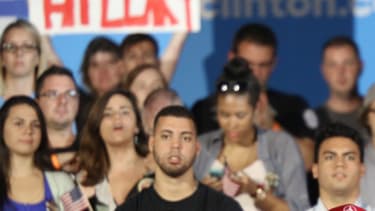 Un homme identifié comme Seddique Mateen (avec la casquette rouge), dans un meeting d'Hillary Clinton au parc Osceola Heritage à Kissimmee, en Floride, le 8 août 2016.