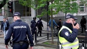 Des policiers arrivent après une fusillade dans une école de la capitale Belgrade, le 3 mai 2023.