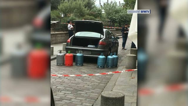 La voiture chargée de bonbonnes de gaz retrouvée près de Notre-Dame de Paris. 