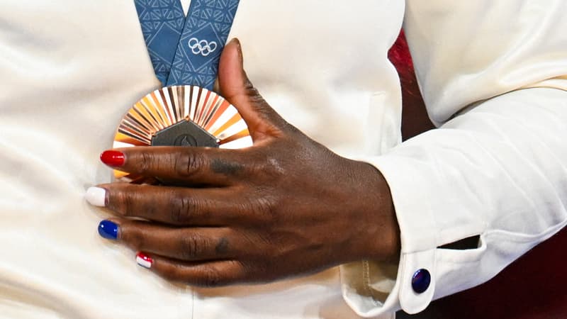Clarisse Agbégnénou avec sa médaille de bronze le 30 juillet 2024