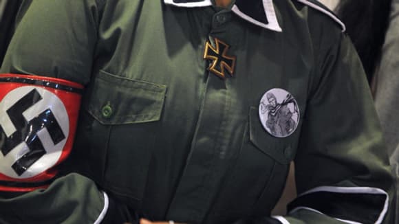 Détail d'un déguisement d'uniforme nazi.
