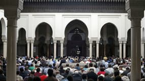 Les fidèles réunis pour la grande prière à la Grande mosquée de Paris. 