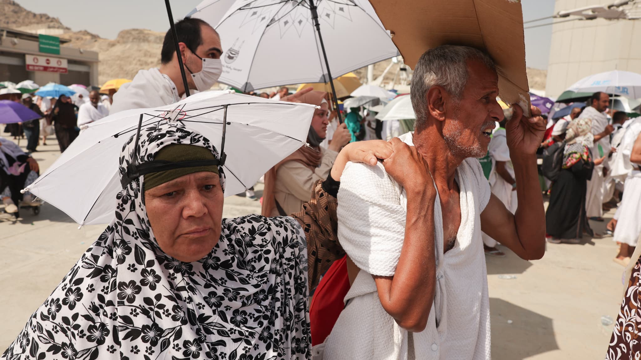 Des pèlerins musulmans arrivent pour accomplir le rituel symbolique de la "lapidation du diable" dans le cadre du pèlerinage du hajj, à Mina, le 16 juin 2024. Des pèlerins musulmans arrivent pour accomplir le rituel symbolique de la "lapidation du diable" dans le cadre du pèlerinage du hajj, à Mina, le 16 juin 2024.