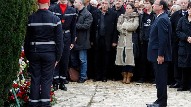 François Hollande et les ténors de la "Mitterrandie" ont célébré dimanche à Jarnac (Charente) le 16e anniversaire de la mort de François Mitterrand, dont le candidat socialiste a dit vouloir s'inspirer, sans l'imiter, dans sa façon d'aimer la France. /Pho