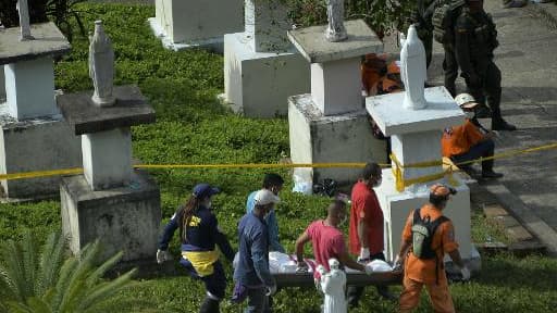 Des corps des victimes du glissement de terrain sont transportés au cimetière le 18 mai 2015 à Salgar en Colombie