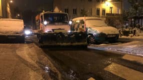 Les déneigeuses ont travaillé toute la nuit pour dégager les routes.