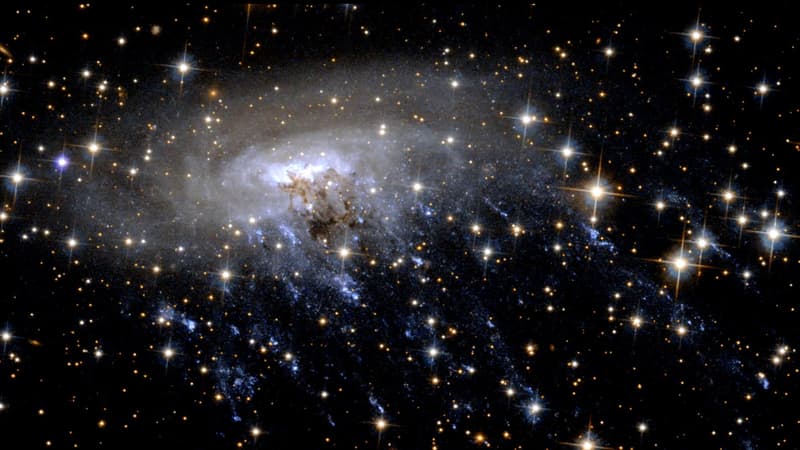 La désintégration de la galaxie ESO 137-001 capturée par Hubble