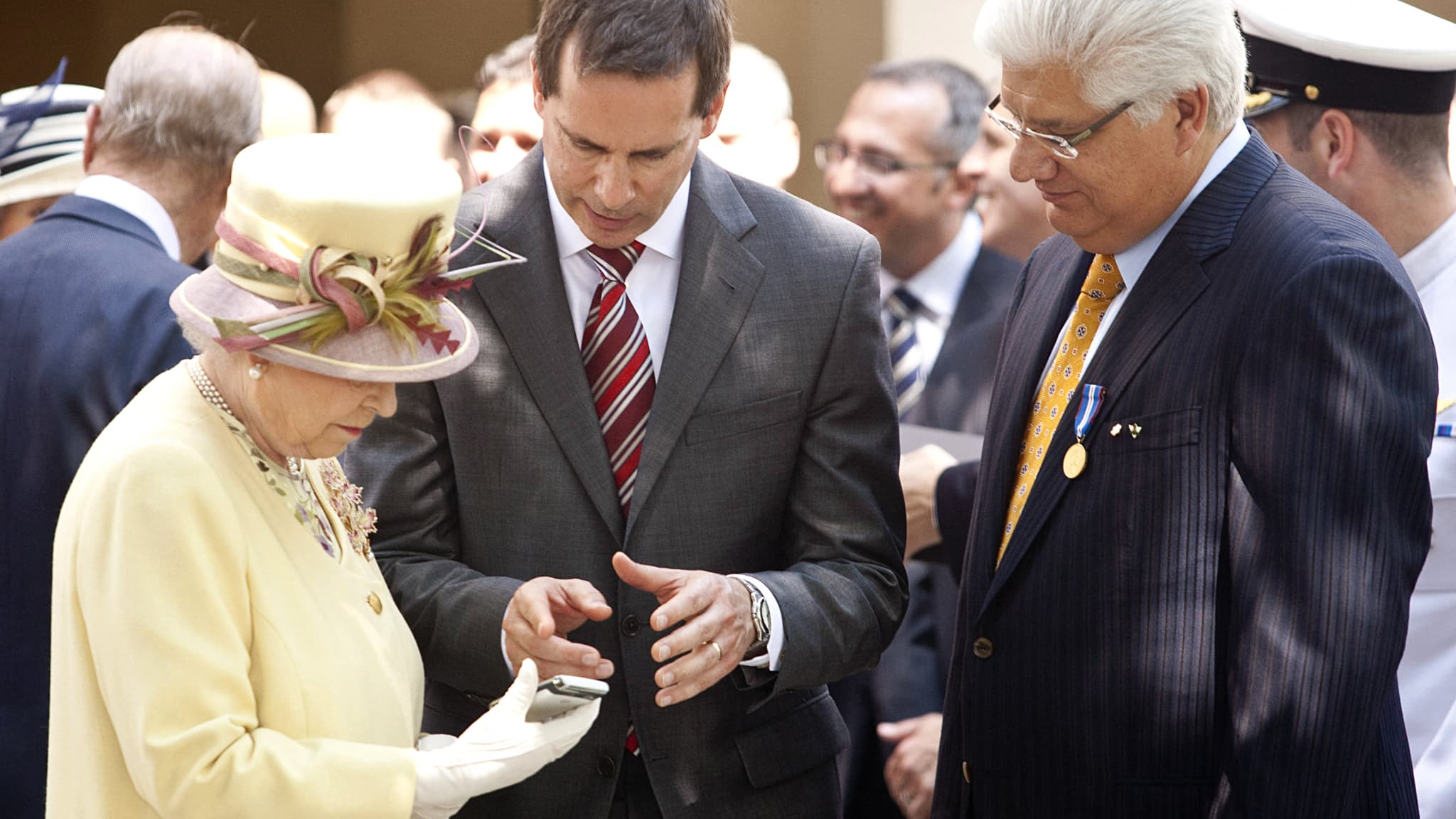 La reine Elizabeth II en visite au Canada, avec le patron de l'entreprise RIM (BlackBerry) et le Premier ministre de l'Ontario