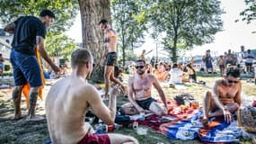 Des jeunes dans un parc - image d'illustration