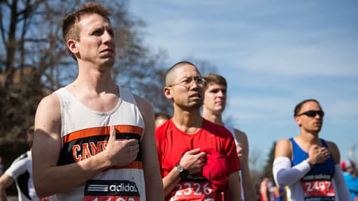 Les coureurs se sont récueillis avant le départ de la course, pour penser aux victimes des attentats de Boston de 2013.