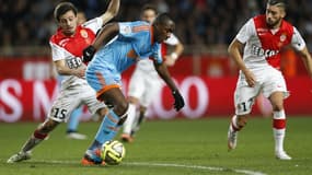 Giannelli Imbula à la lutte avec Bernardo Silva
