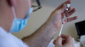 Vaccination contre le Covid-19 le 6 janvier 2021 à l'hôpital Ambroise Paré de Boulogne-Billancourt, en région parisienne