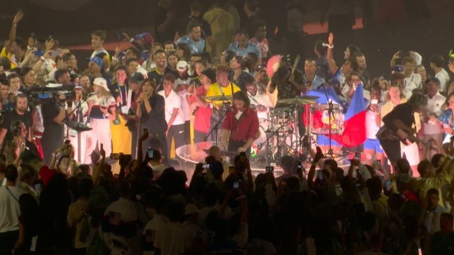 Phoenix chante au milieu des athlètes lors de la cérémonie d'ouverture des JO de Paris 2024, 11 août 2024