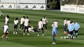 Kylian Mbappé victime d'un petit pont du jeune gardien Guille Sunico lors d'un entraînement du Real Madrid, le 18 février 2025