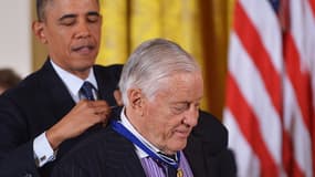 Le président Obama décorant Ben Bradlee, ancien rédacteur en chef du "Washington Post", de la médaille présidentielle de la liberté, le 20 novembre 2013 à Washington.