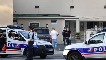 Des policiers enquêtent devant l'entrée de la mosquée de Brest, le 27 juin 2019.