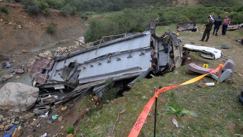 Le bus appartenant à une agence de voyage locale est sorti de la route dans la région d'Aïn Snoussi.