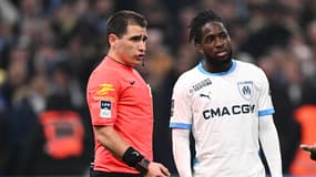 L'arbitre Bastien Dechepy en train de discuter avec Jonathan Rowe lors du match OM-Strasbourg, le 19 janvier 2025