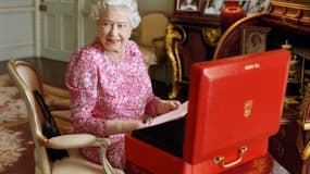 Photo fournie par le palais de Buckingham montrant la reine Elizabeth en juillet 2015 posant près de sa boîte rouge dans laquelle elle reçoit la correspondance officielle venant du Commonwealth