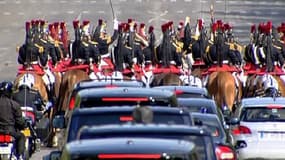 Escortés par la Garde républicaine, François Hollande et Elizabeth II remontent les Champs-Elysées ce jeudi 5 juin.