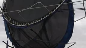 Comment ce trampoline a pu atterrir sur des câbles électriques au Texas?