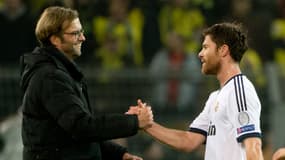 Jürgen Klopp et Xabi Alonso à la fin du match entre le Real Madrid et le Borussia Dortmund, le 24 octobre 2012.