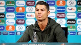Lors d'un point presse à l'Euro 2021, la star portugaise Cristiano Ronaldo ne souhaitait voir apparaître qu'une bouteille d'eau