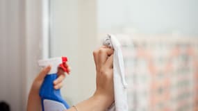 Une femme nettoie des vitres (photo d'illustration).