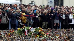 Devant le palais présidentiel à Varsovie. Les Polonais se recueillent après la mort du président Lech Kaczynski, tué dans un accident d'avion qui a coûté la vie à 97 personnes dont de nombreux responsables du pays. La journée de dimanche a été décrétée jo