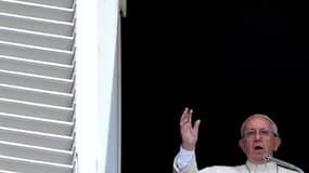Le pape François à la fenêtre place Saint-Pierre au Vatican le 10 juillet 2016.