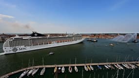 Des remorqueurs escortent le navire de croisière MSC Orchestra alors qu'il quitte Venise, le 5 juin 2021. 