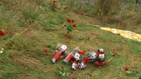 Des roses déposées pour des victimes de la tuerie dans le Nord