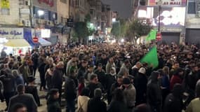 Des centaines de personnes se sont rassemblées mardi soir après l'annonce de la mort du numéro 2 du Hamas, tué dans une frappe israélienne. 