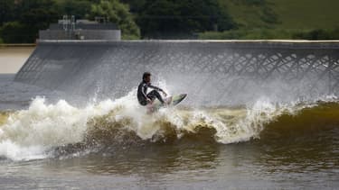 Le surf parc de Snowdoni au Pays de Galle offre la vague artificielle la plus longue du monde