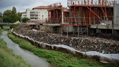 Chantier de construction à Anglet stoppé à cause d'un amas de déchets, photo prise le 29 septembre 2022