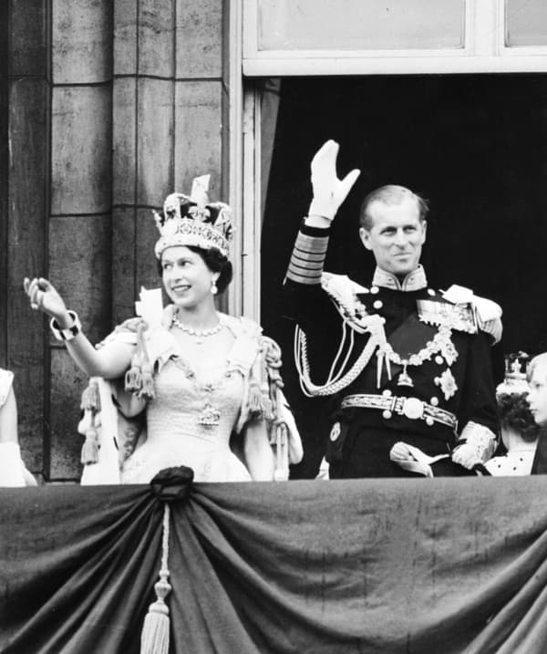 La reine Elizabeth le jour de son couronnement, le 2 juin 1953, avec son époux le prince Philip.