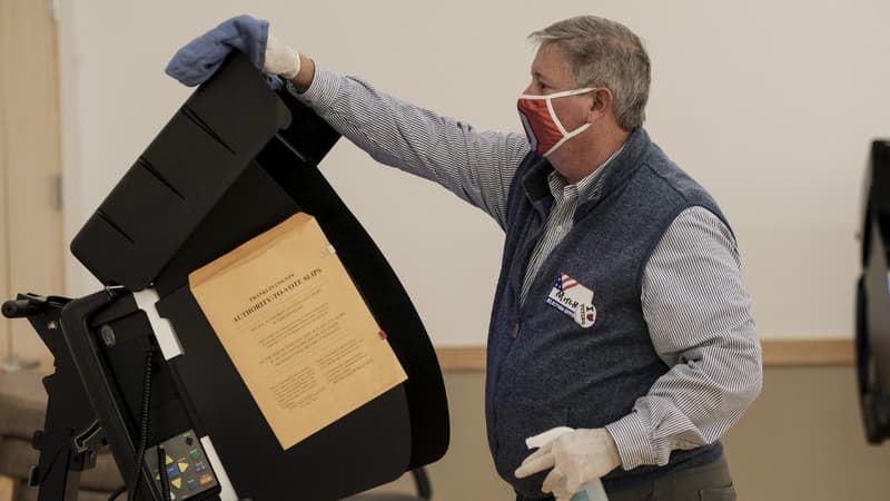 Une machine à voter aux Etats-Unis en train d'être désinfectée le 3 novembre 2020