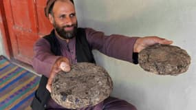 Un agriculteur de la province de Nangarhar, en Afghanistan, montre des paquets d'opium qu'il a récolté dans ses champs, le 28 juin 2020
