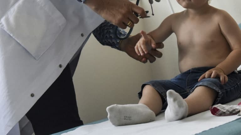 Examen d'un tout-jeune patient aux urgences pédiatriques du CASED de Rennes le 7 juin 2021 (photo d'illustration)