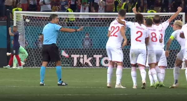 L'arbitre-assistant indique aux joueurs suisses que l'arrêt de Yann Sommer fait l'objet d'une vérification