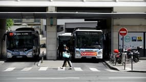 Un arrêt de bus à Paris le 27 avril 2020.