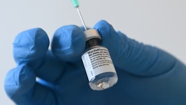 Une dose Pfizer en cours de préparation.