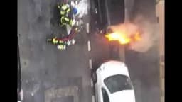 Une voiture en stationnement a été incendiée  - Témoins BFMTV