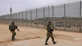 Des soldats israéliens marchent près de la clôture le long de la frontière avec la bande de Gaza dans le sud d'Israël, le 7 décembre 2021. PHOTO D'ILLUSTRATION