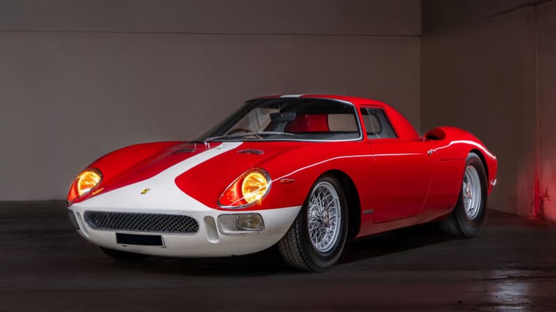 Une soucoupe volante, un char gaulois, une Ferrari à 25 millions: les véhicules fous de Rétromobile