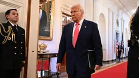 Le président américain Donald Trump arrive pour signer un décret visant à stimuler l'extraction et la production de charbon aux États-Unis, dans la salle Est de la Maison Blanche, le 8 avril 2025, à Washington, DC.