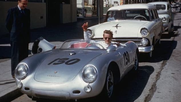 Paradoxalement, à l'époque de l'accident mortel, James Dean était interdit de courses par contrat avec ses producteurs, et participait à une campagne nationale de sécurité routière. Paradoxalement, à l'époque de l'accident mortel, James Dean était interdit de courses par contrat avec ses producteurs, et participait à une campagne nationale de sécurité routière.