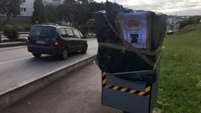 Un radar automatique a été recouvert d'un sac plastique pour protester contre le paquet de cigarettes à 10 euros sur une route à Limoges le 21 juillet 2017